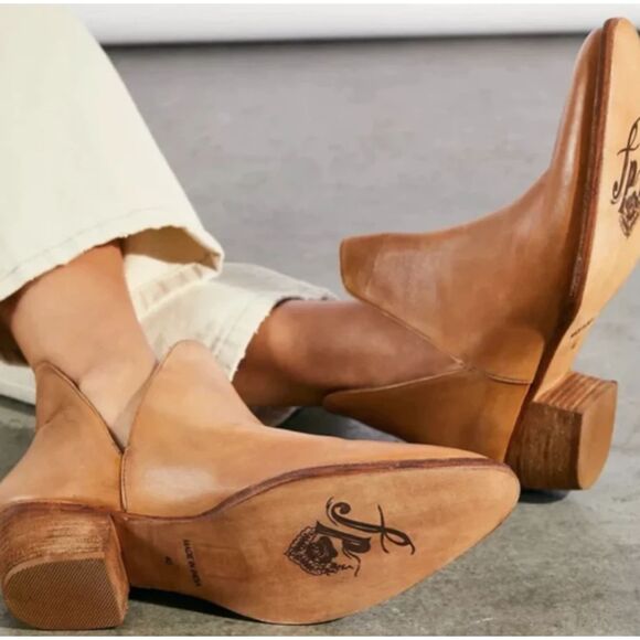FREE PEOPLE 37 womens Charm Double V Ankle Boots Leather tan Pointed toe bootie - Picture 2 of 10
